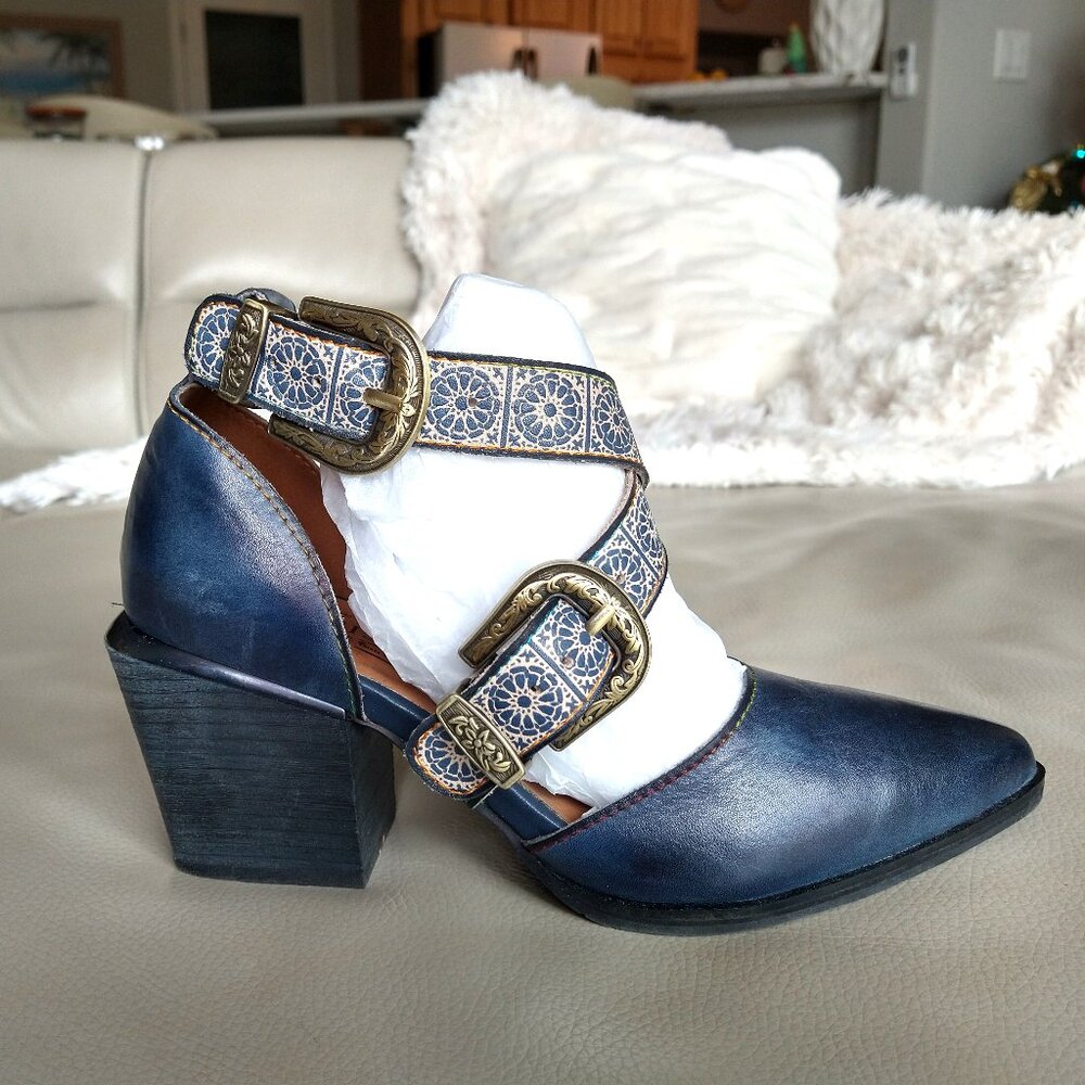 Spring Step, L'artiste Modelista - Navy Blue buckle strappy pump. 39 (8 to 8.5)